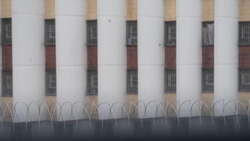 Stacheldraht liegt auf einer Gefängnismauer, im Hintergrund sind Zellenfenster der JVA Stuttgart-Stammheim zu sehen. Stacheldraht liegt auf einer Gefängnismauer, im Hintergrund sind Zellenfenster der JVA Stuttgart-Stammheim zu sehen.
