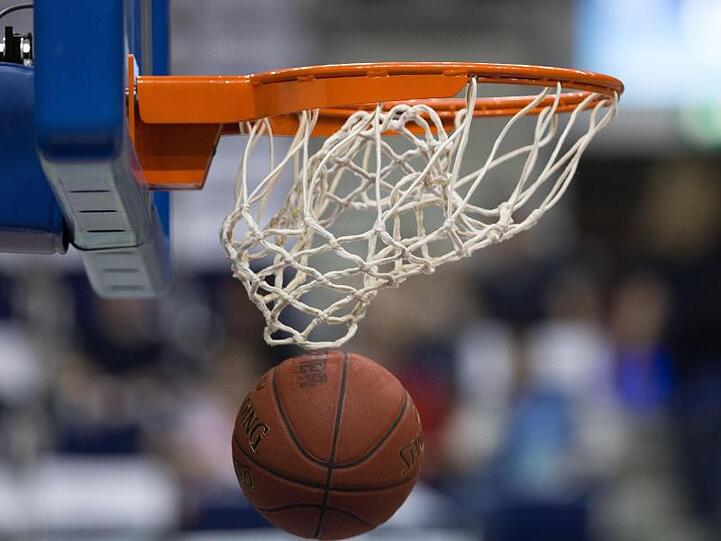 Ein Basketball geht in den Korb. Foto: Lukas Schulze/dpa