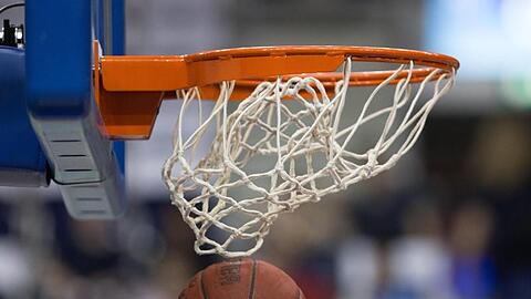 Ein Basketball geht in den Korb. Foto: Lukas Schulze/dpa