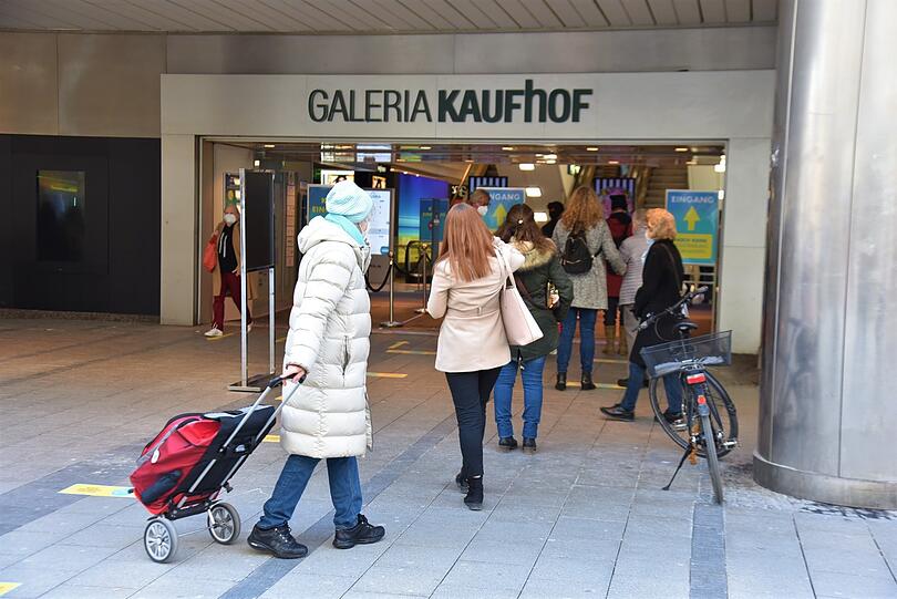Schlange stehen am Kaufhof.
