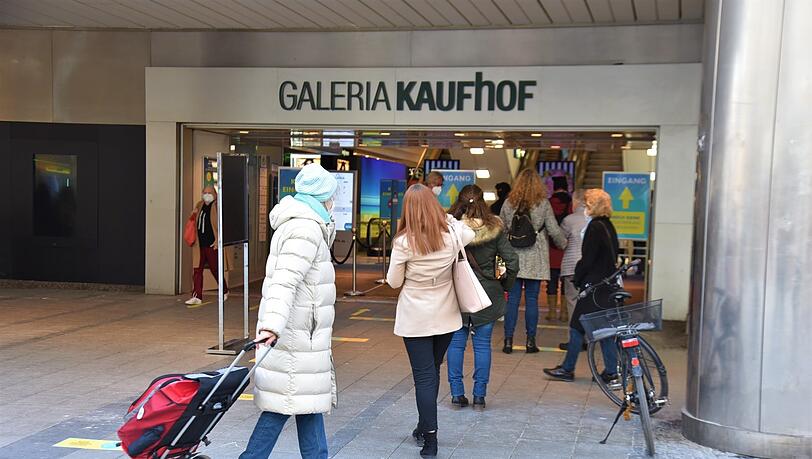 Schlange stehen am Kaufhof. Schlange stehen am Kaufhof.