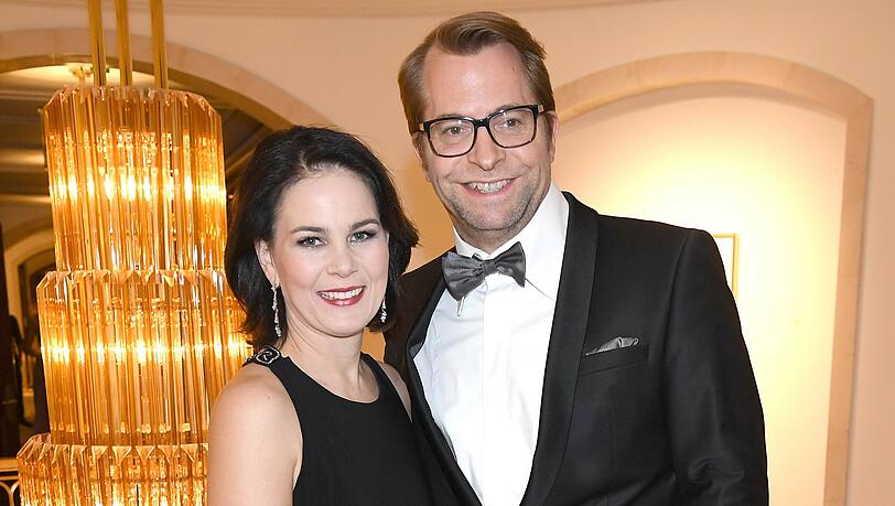Annalena Baerbock mit Ehemann Daniel Holefleisch beim Bundespresseball 2018 im Hotel Adlon in Berlin. Annalena Baerbock mit Ehemann Daniel Holefleisch beim Bundespresseball 2018 im Hotel Adlon in Berlin.