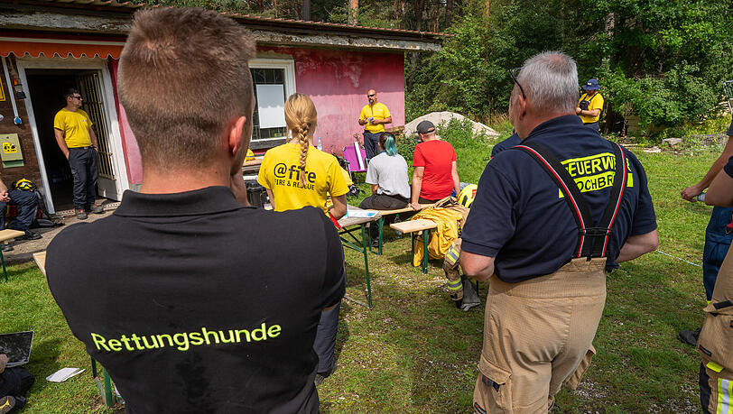 Irakli West (hinten M) von "@fire" gibt während einer Übung von verschiedenen Katastrophenschutzorganisationen auf einem ausgebauten Trümmergelände nördlich der bayerischen Landeshauptstadt Erläuterungen. Irakli West (hinten M) von "@fire" gibt während einer Übung von verschiedenen Katastrophenschutzorganisationen auf einem ausgebauten Trümmergelände nördlich der bayerischen Landeshauptstadt Erläuterungen.