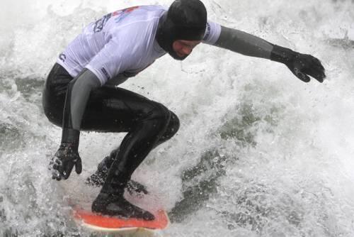 Ein echter Eisbach-Surfer kennt keinen Schmerz: Dick eingepackt in Neopren geht's auf die Welle.