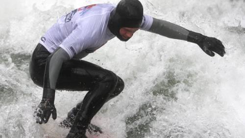 Ein echter Eisbach-Surfer kennt keinen Schmerz: Dick eingepackt in Neopren geht's auf die Welle. Ein echter Eisbach-Surfer kennt keinen Schmerz: Dick eingepackt in Neopren geht's auf die Welle.
