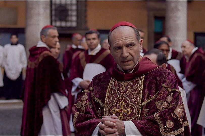Ralph Fiennes als Cardinal Lawrence, der das Konklave leitet