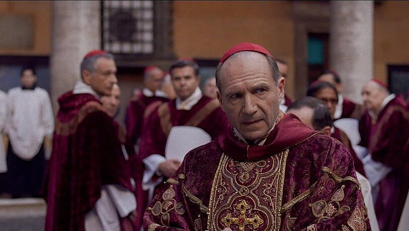 Ralph Fiennes als Cardinal Lawrence, der das Konklave leitet Ralph Fiennes als Cardinal Lawrence, der das Konklave leitet