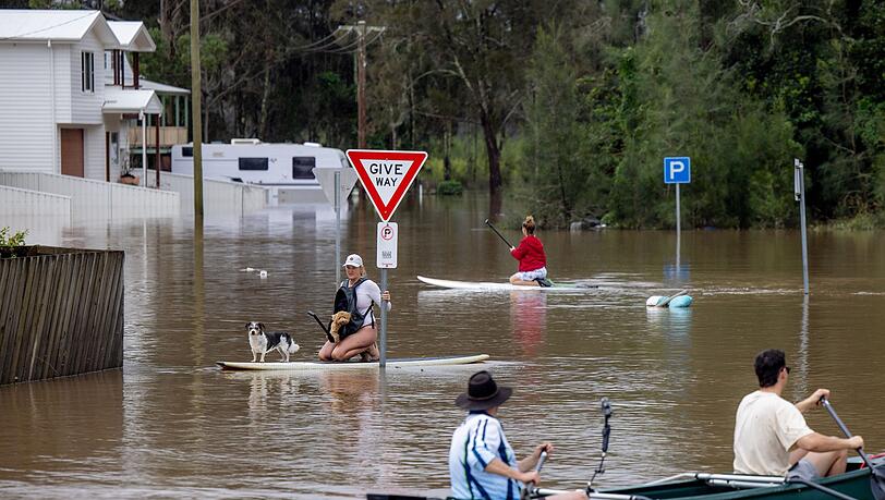 Viele Menschen konnten sich nur noch mit Booten und Paddleboards fortbewegen.