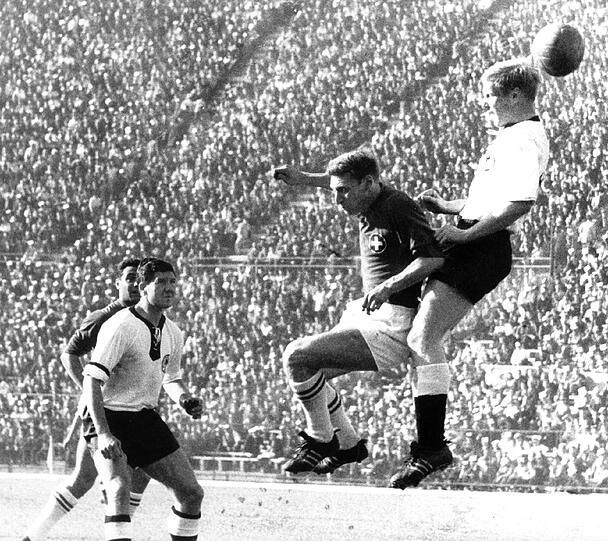 31. Mai 1962, Santiago, WM-Vorrunde, Italien &ndash; Deutschland 0:0 Die Zuschauer pfiffen aus Leibeskräften. Zunächst gegen die Italiener, die sich mit harscher Kritik am Ausrichter Chile unbeliebt gemacht hatten, dann gegen beide Mannschaften, die destruktiven Fußball boten. Die deutsche Elf brachte es immerhin durch Uwe Seeler zu einem Lattenschuss, zweimal verweigerte der kanadische Schiedsrichter der Mannschaft von Sepp Herberger einen möglichen Elfmeter. In der zweiten Hälfte beschränkten sich beide Teams nur noch darauf, Tore zu verhindern.