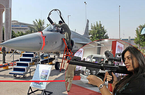 Ein in Pkaistan entwickelter Kampfjet vom Modell JF-17 Thunder und eine junge Frau probiert einen Granaten-Werfer aus. In Pakistan gibt es eine skurril anmutende Waffenausstellung...