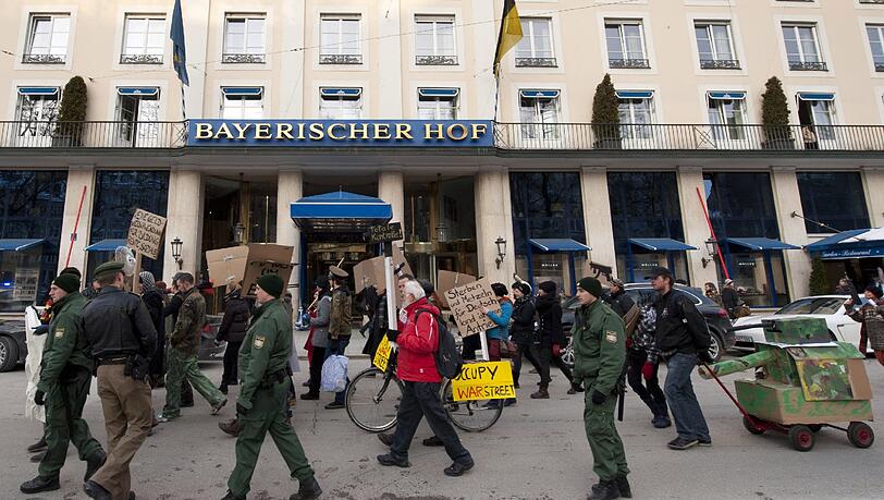 Tagungsort der 49. Sicherheitskonferenz ist wieder das Hotel Bayerischer Hof in der Innenstadt. Tagungsort der 49. Sicherheitskonferenz ist wieder das Hotel Bayerischer Hof in der Innenstadt.