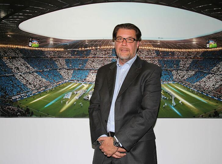 Gerhard Mayrhofer beim Pressegespr&scaron;ch zur Kandidatenvorstellung in der Gesch&scaron;ftsstelle des TSV 1860 München.