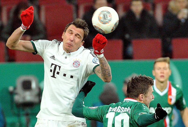 MARIO MANDZUKIC - NOTE 4 - Durfte von Beginn an stürmen und gleich für Robbens Tor auflegen. Köpfte auch mal am eigenen Sechzehner weg, vorne dafür nur mit einer Chance. Seit einem Monat torlos.