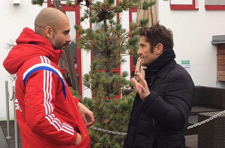 Der frührer Defensivstar des FC Bayern Bixente Lizarazu (r.) und Bayern Trainer Pep Guardiola im Gespräch.
