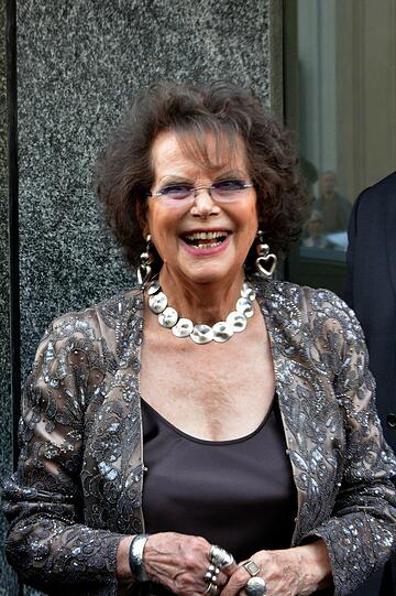 Lacht mehr als viele Gäste zusammen: Claudia Cardinale hat keine Lust, zu jammern. Wozu auch? Sie ist 77 und liebt das Leben.