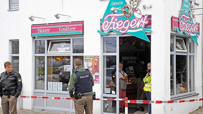 Zwei maskierte Männer bedrohten in einer Bäckerei in Höhenkirchen-Siegertsbrunn eine Verkäuferin und nahmen mehrere hundert Euro Bargeld mit. Zwei maskierte Männer bedrohten in einer Bäckerei in Höhenkirchen-Siegertsbrunn eine Verkäuferin und nahmen mehrere hundert Euro Bargeld mit.
