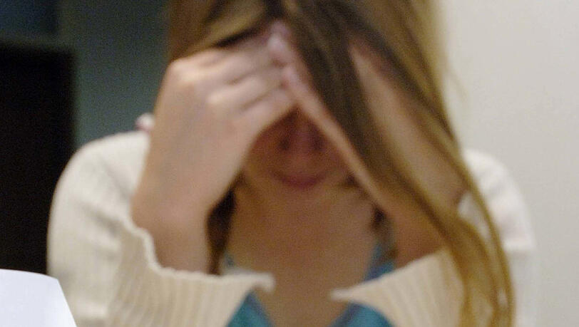 Überschuldung strapaziert die Nerven. Wichtig ist, sich früh helfen zu lassen. Denn irgendwann hilft nur noch ein Insolvenzverfahren. Überschuldung strapaziert die Nerven. Wichtig ist, sich früh helfen zu lassen. Denn irgendwann hilft nur noch ein Insolvenzverfahren.