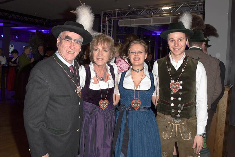 Das Ehepaar Waigel mit Vater und Sohn Neureuther.
