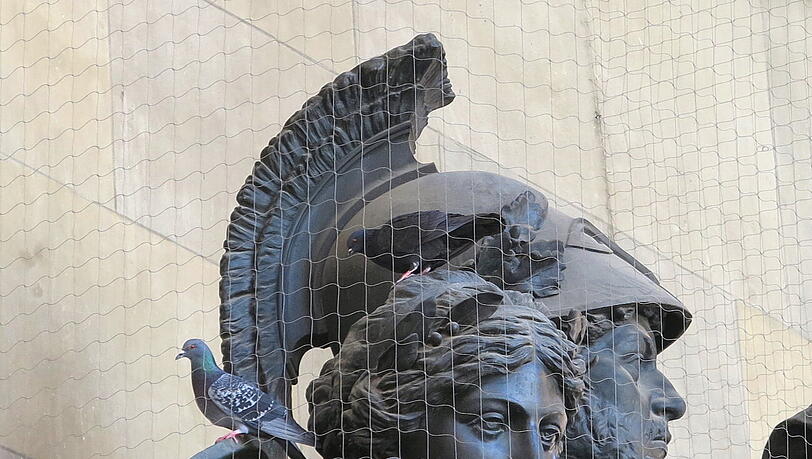 Die Tauben an der Feldherrenhalle haben ihren Weg aufs Denkmal gefunden.