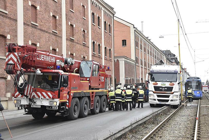 Die Feuerwehr musste dem havarierten Lkw wieder auf die Straße helfen. Die Bilder vom Einsatz am Montagvormittag.