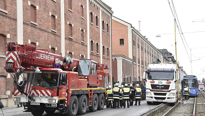 Die Feuerwehr musste dem havarierten Lkw wieder auf die Straße helfen. Die Bilder vom Einsatz am Montagvormittag. Die Feuerwehr musste dem havarierten Lkw wieder auf die Straße helfen. Die Bilder vom Einsatz am Montagvormittag.