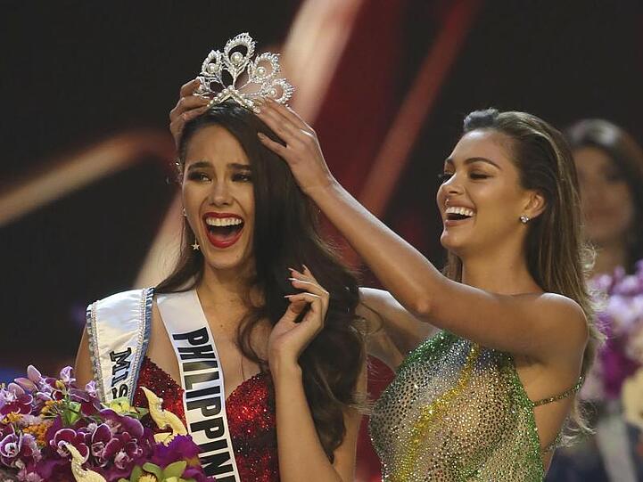Catriona Gray (l) wurde von der Vorjahressiegerin Demi-Leigh Nel-Peters zur Siegerin gekrönt.