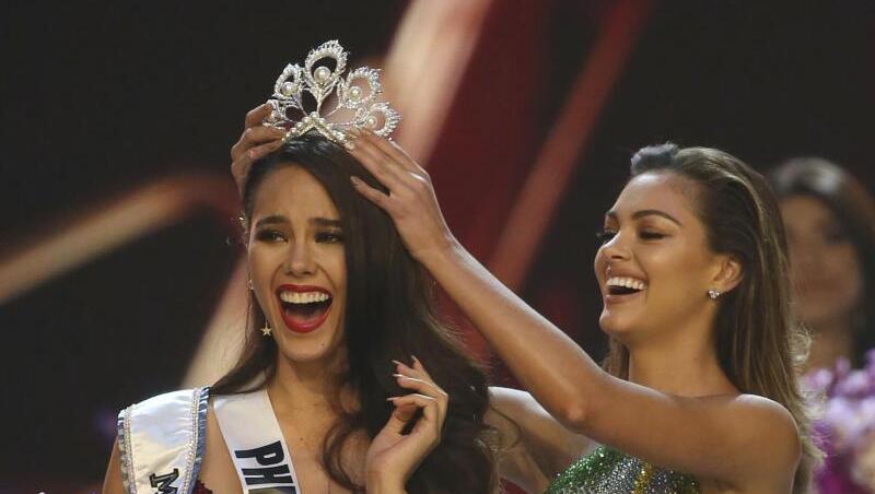 Catriona Gray (l) wurde von der Vorjahressiegerin Demi-Leigh Nel-Peters zur Siegerin gekrönt. Catriona Gray (l) wurde von der Vorjahressiegerin Demi-Leigh Nel-Peters zur Siegerin gekrönt.
