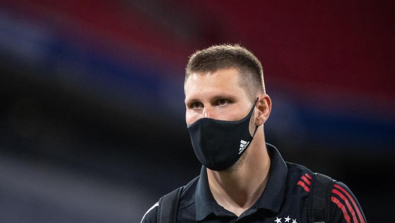 Niklas Süle mit Mundschutz.