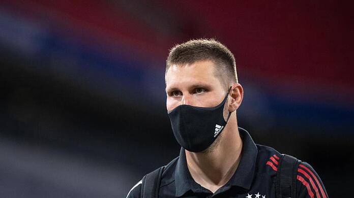 Niklas Süle mit Mundschutz.