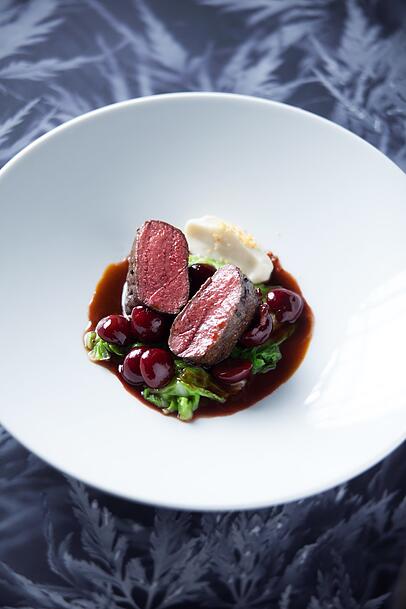 So sollte er aussehen - der Hauptgang: Medaillon vom Reh mit Spitzkraut und Selleriepüree, wahlweise mit Balsamico-Kirschen. So sollte er aussehen - der Hauptgang: Medaillon vom Reh mit Spitzkraut und Selleriepüree, wahlweise mit Balsamico-Kirschen.