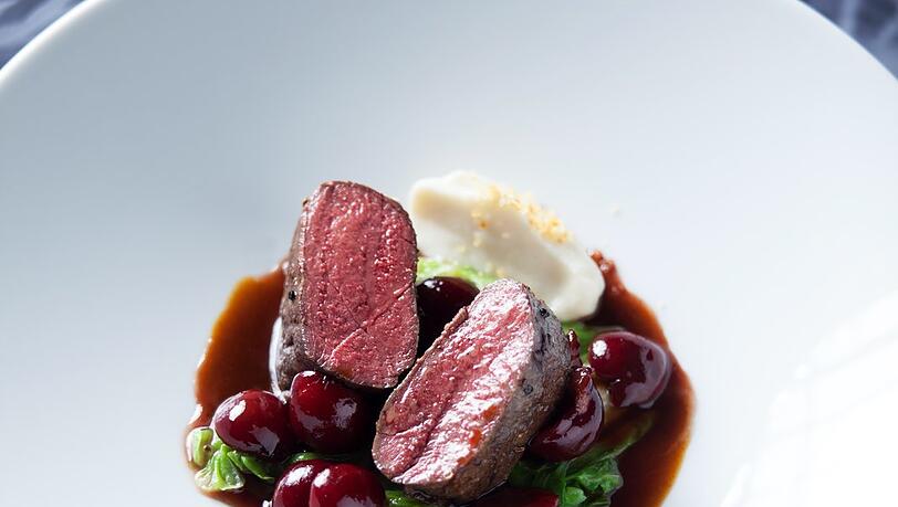 So sollte er aussehen - der Hauptgang: Medaillon vom Reh mit Spitzkraut und Selleriepüree, wahlweise mit Balsamico-Kirschen. So sollte er aussehen - der Hauptgang: Medaillon vom Reh mit Spitzkraut und Selleriepüree, wahlweise mit Balsamico-Kirschen.