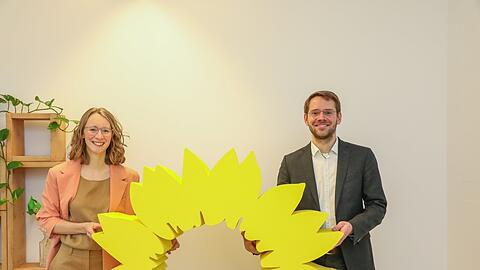 Eva Lettenbauer und Thomas von Sarnowski mit einer Sonnenblume, dem Symbol ihrer Partei - diese hier ist aus Styropor und schmückt den "Brotzeitraum" der Landesvertretung.