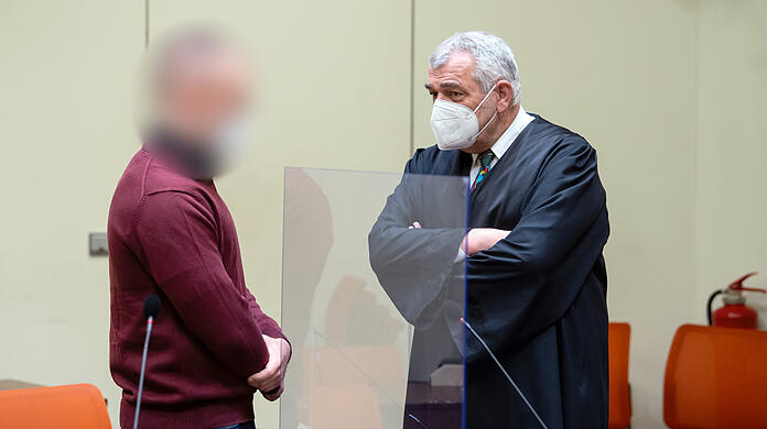 Der angeklagte Ex-Polizist (l.) und sein Anwalt Jochen Uher stehen vor Beginn der Verhandlung im Gerichtssaal.