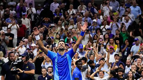 Unter großem Jubel feiert Novak Djokovic seinen Sieg.