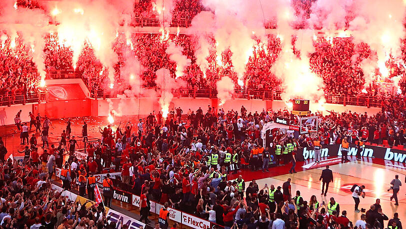 Auf die Bayern-Basketballer mit Trainer Gordon Herbert wartet mit dem Duell gegen Olympiakos Piräus der erste echte Stimmungskracher im SAP Garden. Fotos: Stelios Stefanou, Markus Fischer/imago (2) Auf die Bayern-Basketballer mit Trainer Gordon Herbert wartet mit dem Duell gegen Olympiakos Piräus der erste echte Stimmungskracher im SAP Garden. Fotos: Stelios Stefanou, Markus Fischer/imago (2)