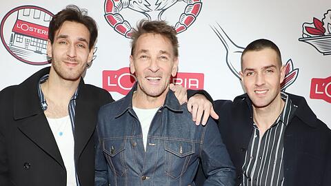 "Bergdoktor"-Star Mark Keller zusammen mit seinen beiden Söhnen bei einem Event in Hamburg.