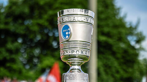Der Toto-Pokal erinnert äußerlich an den großen Bruider, für den er die EIntrittskarte ist: Der DFB-Pokal.