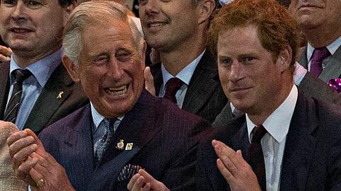 Der heutige K&ouml;nig Charles III. und Prinz Harry bei der Er&ouml;ffnung der ersten Invictus Games im Jahr 2014 in London.