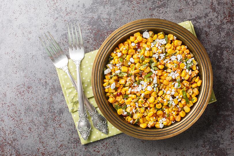 Der n&auml;chste Trend ist der mexikanische Maissalat. Daf&uuml;r werden drei Maiskolben (oder 450 Gramm Mais aus der Dose) in einer Pfanne ohne Fett leicht anger&ouml;stet. Den warmen Mais geben Sie in eine Sch&uuml;ssel und r&uuml;hren drei Essl&ouml;ffel Mayonnaise, einen Essl&ouml;ffel Limettensaft und einen halben Teel&ouml;ffel Chilipulver unter. Dann kommen 80 Gramm zerbr&ouml;selter Feta, zwei Essl&ouml;ffel gehackter Koriander und eine fein gew&uuml;rfelte Knoblauchzehe dazu. Mit Salz abschmecken.