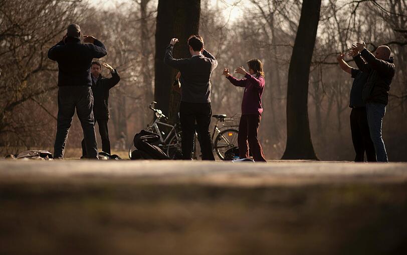 Der Tiergarten in Berlin kann jetzt endlich wieder für die körperliche Ertüchtigung oder innere Ruhe benutzt werden. Diese Damen machen beides - nämlich Thai Chi.