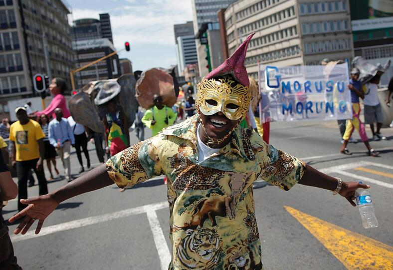 In Johannesburg in Südafrika findet jedes Jahr am 31.12 die Silvesterparade statt. Ein riesiger Karneval zieht hier durch die Innenstadt von Johannesburg und die Menschen feiern den letzten Tag des Jahres.