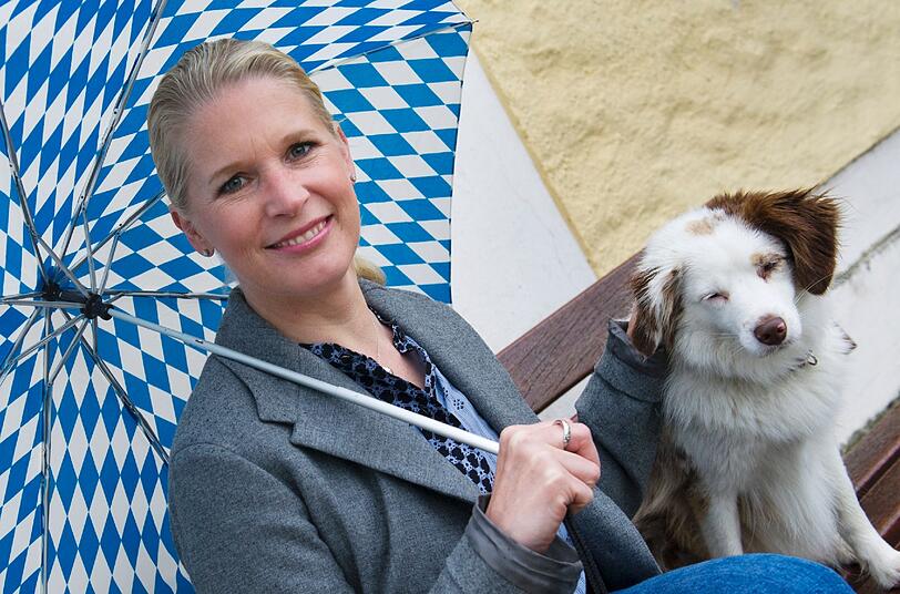 Die Hamburger Spitzenköchin Cornelia Poletto mit Mini-Aussie Juno auf einer Parkbank in Nymphenburg. Ihre eigenen Hunde Franz und Rosi ließ sie für den Tagestrip nach München zuhause.
