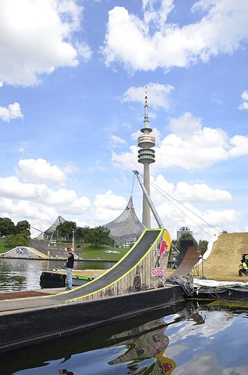 Sehen Sie hier weitere Bilder von der Strecke waghalsigen X-Fighters-Strecke auf dem Olympiasee!