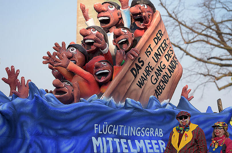 Düsseldorf: Der Motivwagen "Flüchtlingsgrab Mittelmeer".