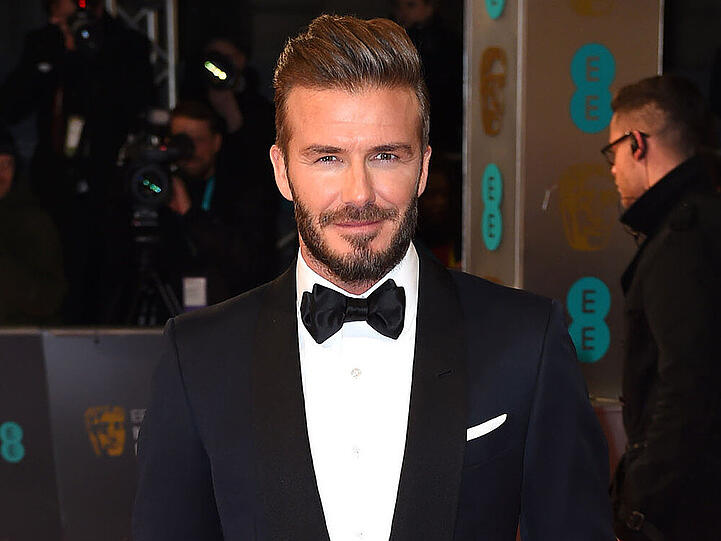 Macht David Beckham im Ritter-Kostüm eine ebenso gute Figur wie im Anzug?