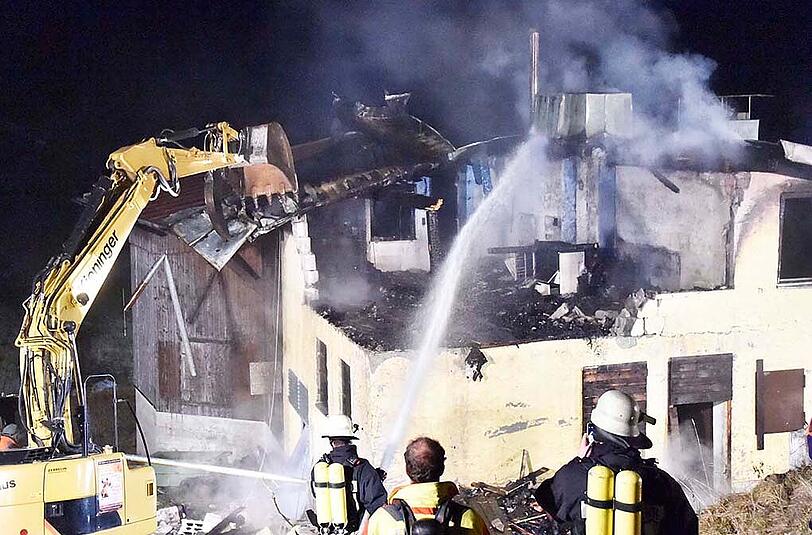 Eine ehemalige Talstation am Spitzingsee fing am Mittwochnachmittag Feuer. Mit aufwändigen Arbeiten musste die Feuerwehr den Brand löschen.