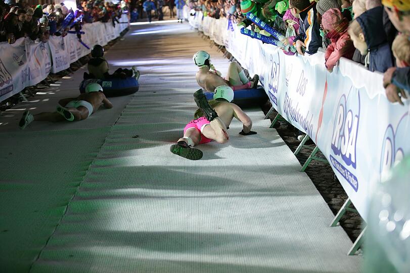 Beim Nacktrodeln 2016 in Schlettau bewies Busenwunder Bettie Ballhaus, dass sie nicht nur auf Zeitungscovern, sondern auch im Rodelreifen eine gute Figur macht.