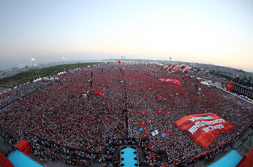 Recep Tayyip Erdogan sprach am Sonntag vor einer jubelnden Menschenmasse in Istanbul.
