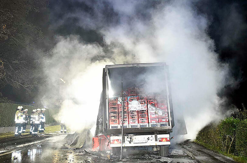 Auf der Staatsstraße bei Aying ist am Donnerstagmorgen ein Fleischtransporter völlig ausgebrannt. Die Bilder.