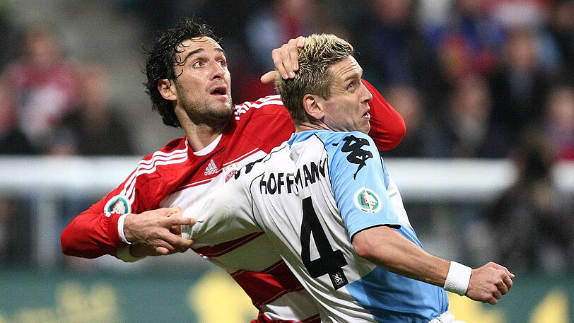 Wenig zimperlich gingen auch Torben Hoffmann und Luca Toni miteinander um.
